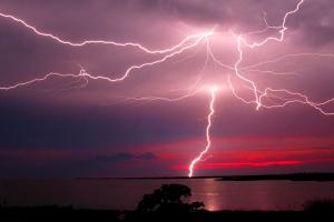 Молния ударила в НЛО над Австрией. Видео
