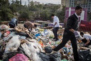 В Иерусалиме толпа людей устроила давку на свалке из-за бриллиантового кольца стоимостью в несколько тысяч долларов