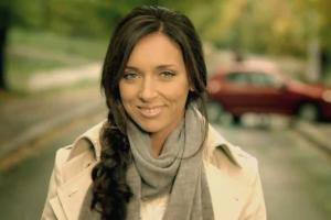 Алсу впервые вышла на сцену с маленькими дочерьми