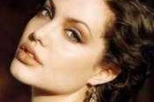 Анджелина Джоли усыновила седьмого ребенка: Брэд Питт не в курсе 