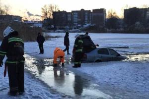 В Полтаве водитель решил покататься по тонкому льду и чудом остался жив