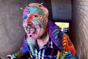 Фанат попугаев лишил себя ушей