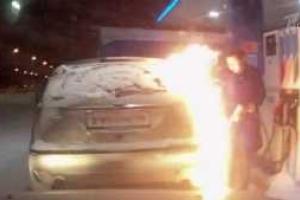 На заправке девушка заглянула в открытый бак с горящей зажигалкой