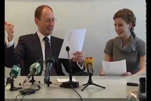 В сеть попало архивное видео, на котором Яценюк поет "Песню про зайцев"