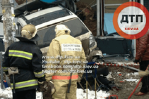 В Киеве Mercedes вылетел на тротуар и снес киоск