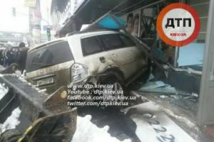ДТП в Киеве: водитель влетел в стоматологическую клинику. Погибла женщина, много раненых