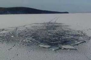 В Харькове спасли 2-х мужчин и женщину, которые провалились под лед