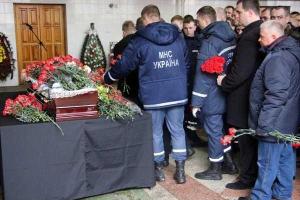 Погибшего на пожаре в Киеве спасателя провели в последний путь
