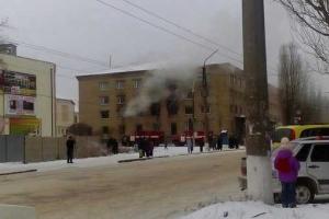 В Лисичанске полностью выгорел выставочный зал мебели