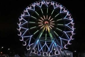 В России остановилось колесо обозрения: люди застряли в кабинках на высоте 50 метров