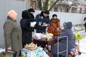 В Мариуполе "борются" с бабушками, которые торгуют возле домов