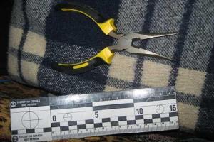 В Киеве соседи "решили" конфликт с помощью плоскогубцев