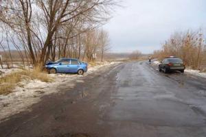 В Артемовске авто врезалось в дерево: пострадали водитель и пассажир