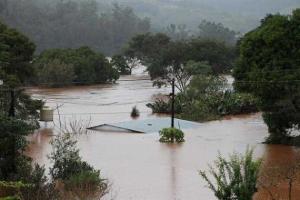 Последствия наводнения в Аргентине: лихорадки и разрушенные дома