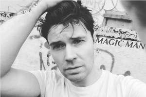 Известный российский шоумен сделал предложение своей девушке прямо на сцене