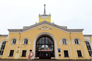 Памятник рублю установили на вокзале города Дно