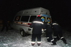 В Днепродзержинске спасатели помогли автомобилю скорой выбраться из снежного заноса