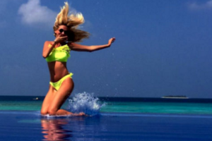 Виктория Лопырева окунулась в Индийский океан вместо проруби 