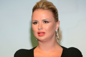 Семенович разделась на камеру, чтобы доказать свою стройность