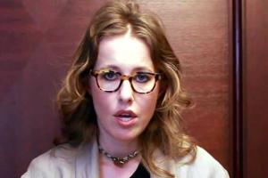 Ксения Собчак уединилась в аэропорту с огромным белым медведем