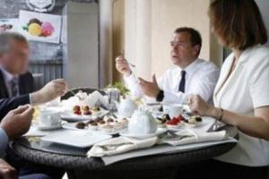 Дмитрия Медведева с женой засекли в США за поеданием сладостей