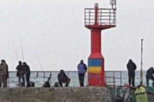 Маяк в Крыму украсили сине-желтым флагом
