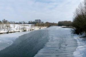 На Киевщине спасли провалившегося под лед подростка