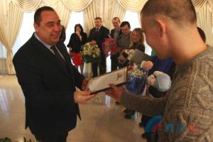 Плотницкий снова раздает «свидетельства» о рождении