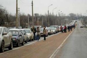На трассе Донецк-Мариуполь в трехкилометровой автомобильной очереди ночевали люди