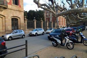 Вот уж парадокс! Журналист показал машины у Парламента Каталонии