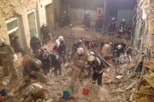 На месте обрушившегося дома в Киеве продолжаются поисково-спасательные работы