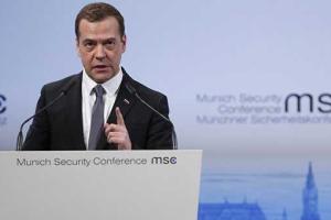 А. Сотник о заявлении Медведева: Объявлять "холодную войнушку" - не его ума дело