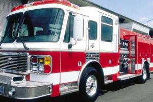 В США поезд с опасными материалами сошел с рельсов и загорелся