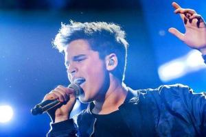 В Швеции 19-летний певец в ходе отбора на «Евровидение» признался в своей гомосексуальности