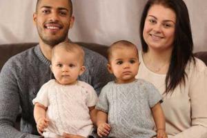 В Великобритании у женщины родились близняшки с разным цветом кожи 