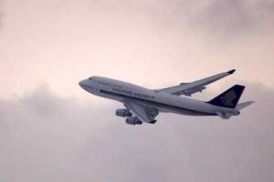 В Индонезии учебный самолет ВВС врезался в жилой дом 