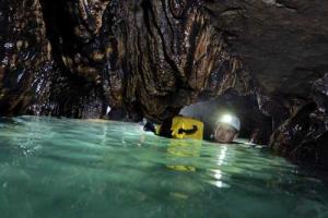 На юго-западе Франции в пещере застряли 7 спелеологов из Испании 