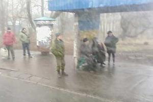 В Донецке боевика «ДНР» сфотографировали на фоне флага Украины