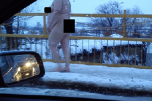 Разгуливающая по улицам российского Саратова голая женщина перепугала местных жителей