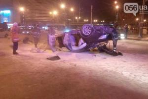 Шокирующее ДТП в Днепропетровске: перевернулся и загорелся "Lexus", его водитель сбежал