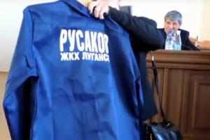 Луганские журналисты передали «робу» чиновнику из «ЛНР»