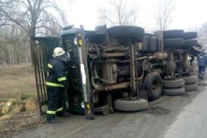 На Полтавщине спасатели вызволили водителя из кабины перевернувшегося грузовика