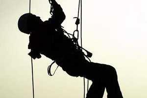 Жительница Подмосковья поссорилась с промышленным альпинистом и обрезала его веревку