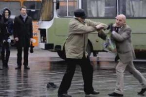 В центре Львова подрались двое пенсионеров под звуки Гимна Украины