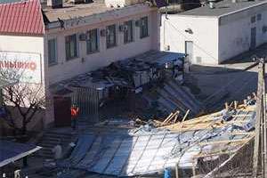 В Феодосии ураганный ветер сорвал с гостиницы крышу