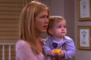 Дженнифер Энистон собирается взять ребенка из детского дома