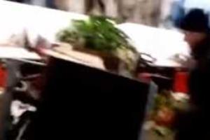 В Киеве активисты штурмуют и громят Альфа-банк