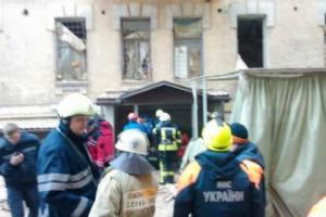 В Киеве из-под завалов дома извлекли двух человек, поиски людей продолжаются 
