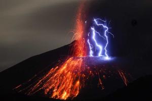 В Японии в 50 км от АЭС извергается вулкан Сакурадзима