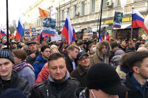 В годовщину убийства Немцова москвичи прошли маршем к месту убийства политика